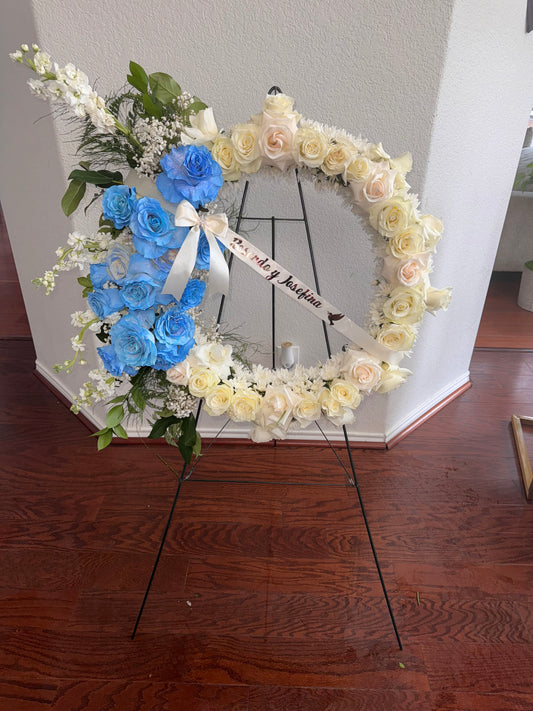 Corona con Rosas Azules y Marfil