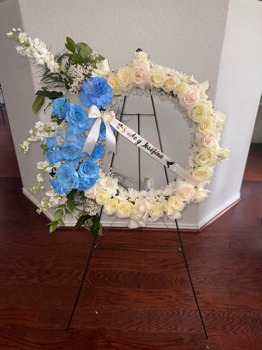 Corona con Rosas Azules y Marfil